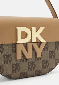 DKNY ECHO FLAP - Håndveske - cream/cappuccino