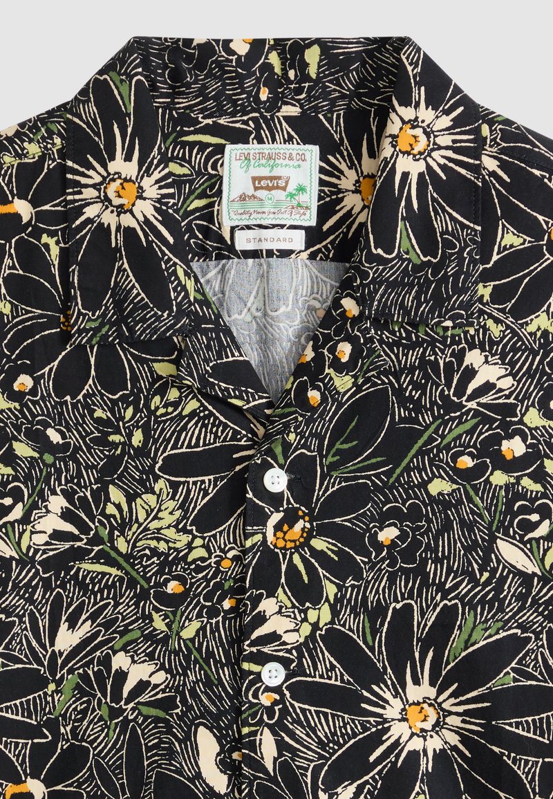 Camicia nera a fantasia floreale di Levi's con bottoni bianchi e un'etichetta Levi Strauss & Co. all'interno del colletto.