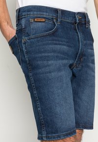 Wrangler TEXAS - Calções de ganga - dark wash
