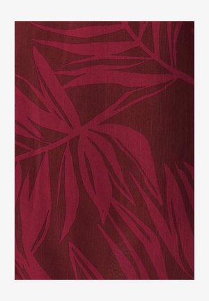 Bordeaux stof med et tonalt bladmønster i mørkerosa. Glat tekstur med en subtil glans, der skaber visuel dybde og interesse.