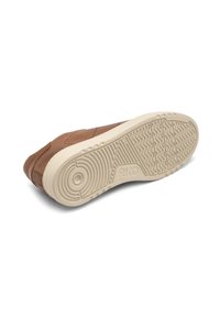 Barna sneaker sima bőr felsőrésszel, fehér gumitalppal, amelynek textúrázott mintázata és logó részlete van a talpán.