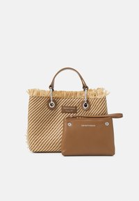 Torebka tote w paski z frędzlami w kolorze beżowym i brązowym, w połączeniu z mniejszą, gładką brązową saszetką z metalowymi akcentami.