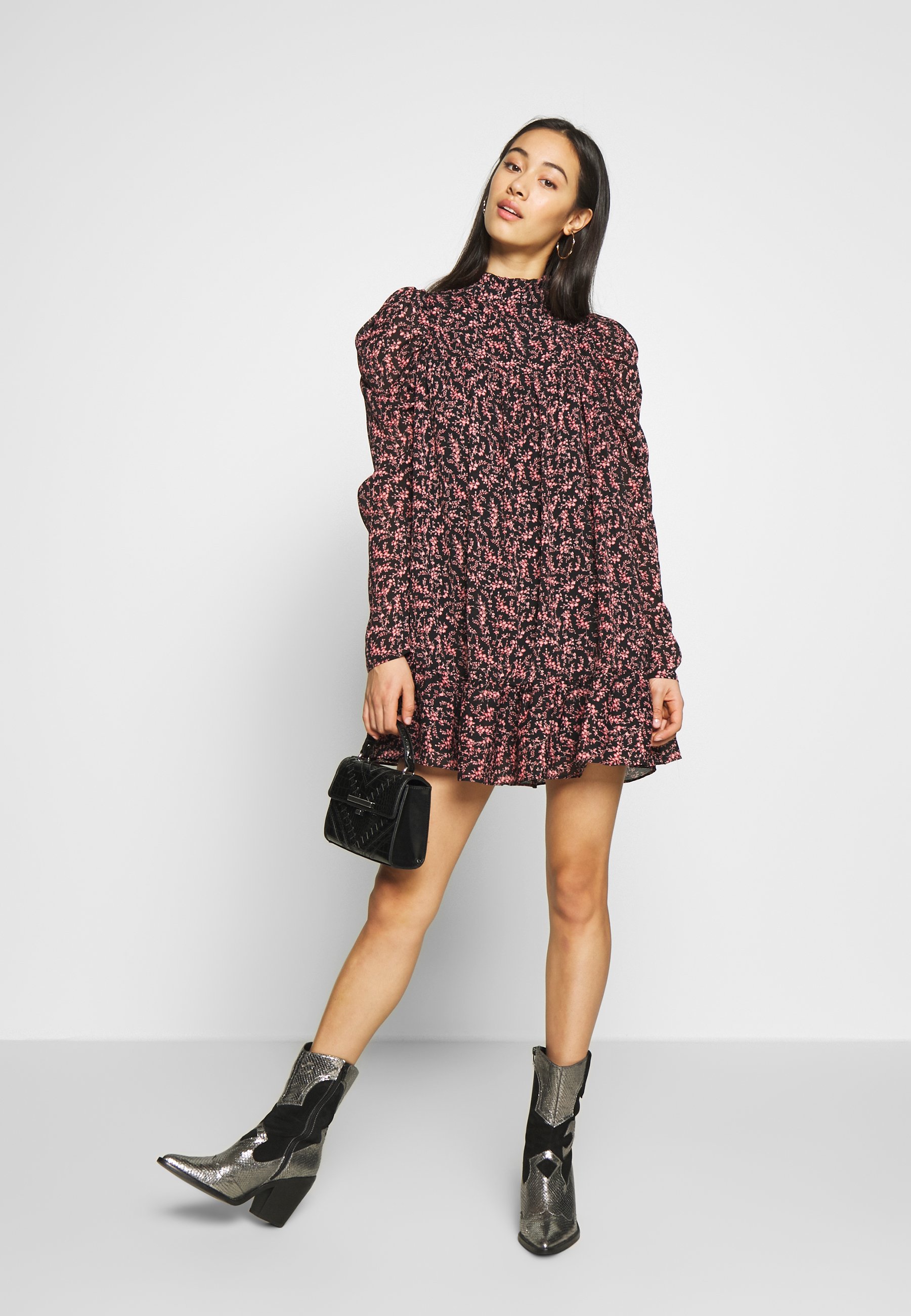TIERED PUFF SLEEVE DRESS DITSY FLORAL Vardagsklänning black TIERED PUFF SLEEVE DRESS DITSY FLORAL Vardagsklänning black