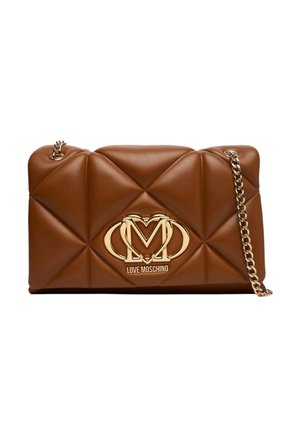 Borsa a tracolla in pelle marrone trapuntata con cinghia a catena dorata e grande logo dorato "Love Moschino" al centro davanti.