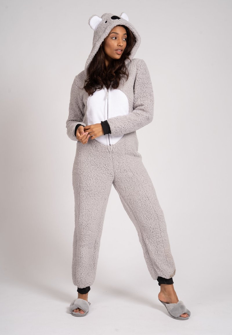 Grijze fleec Onesie met een witte buik, berenoren op de capuchon, voorrits, ribgebreide manchetten en bijpassende grijze slippers met een zachte textuur.