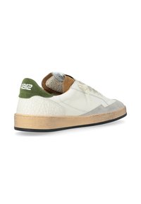 Sneaker med en hvid læderoverdel, grå ruskindsdetaljer, grønne og brune hælklapper, en revnet tekstur og en beige sål.