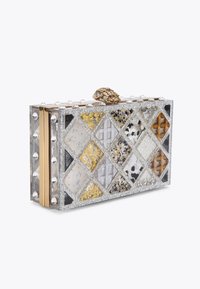 Clutch in acrilico trasparente con accenti a motivo diamante in oro, argento e nero. Presenta una chiusura gioiello e dettagli luccicanti in tutto il corpo.