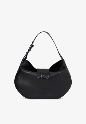 Czarna skórzana torebka o zaokrąglonym kształcie, z regulowanym paskiem i srebrnym detalem z logo "Karl" na przedniej klapie.