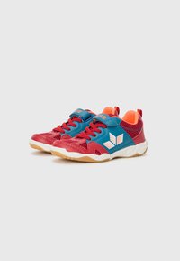 Baskets de sport rouges et bleues avec une tige en mesh, semelle en caoutchouc, accents orange et logo blanc. La fermeture comprend des lacets et une sangle Velcro.