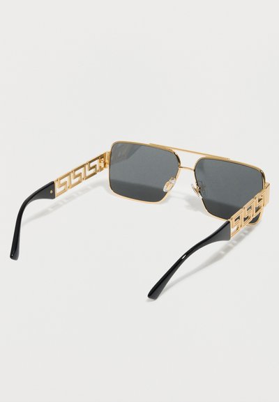 Ορθογώνια γυαλιά ηλίου με χρυσή κορνίζα, σκούρους φακούς και μαύρες άκρες στα μπράτσα, με γεωμετρικό μοτίβο κοψίματος στα πλαϊνά.