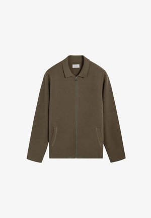 Kurtka w kolorze oliwkowej zieleni z frontowym zamkiem błyskawicznym, dwoma bocznymi kieszeniami i klasycznym kołnierzem. Wykonana z teksturowanej tkaniny, z długimi rękawami i luźnym krojem.