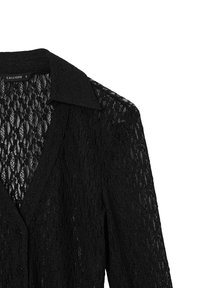 Schwarzes Spitzenhemd mit kragenförmigem Ausschnitt und Knopfverschluss, aus einem strukturierten, halbtransparenten Stoff mit zartem Blumenmuster.