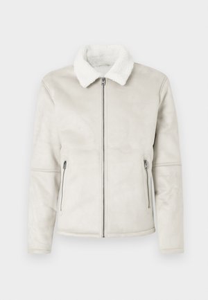 Veste en simili cuir gris clair avec un col en shearling blanc, fermeture éclair à l'avant et deux poches latérales zippées. Texture lisse et coupe ajustée.
