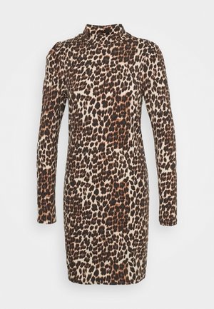 Pitkähiha, korkean kaula-aukon vartalonmyötäinen mekko, jossa on ruskeita ja mustia leopardikuvioita koko pinnalla.