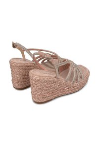 Sandali con zeppa in tessuto intrecciato rosa, presentano un design con cinturini e dettagli metallici. Chiusura con fibbia alla caviglia. Soletta morbida.