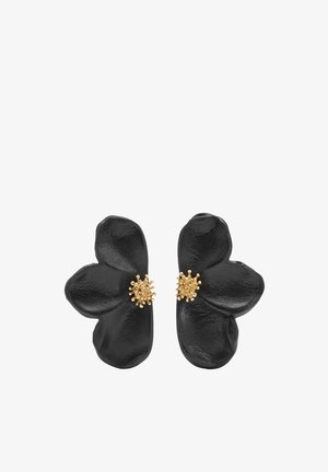 Czarne kolczyki w kształcie kwiatów z fakturowanymi płatkami i złotymi, skupionymi kulkami w środku, przedstawione obok siebie na białym tle.