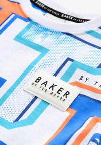 Baker by Ted Baker GRAPHIC - REGULAR FIT - Apdrukāts T-krekls - white