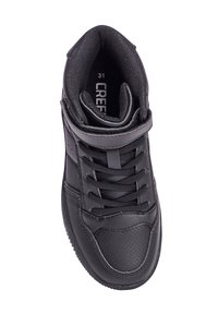 Zapatilla deportiva negra con una parte superior de cuero texturizado, lengüeta de malla, cuello acolchado, cordones en la parte delantera y puntera reforzada.