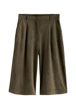 Oliwkowozielone culottes o szerokich nogawkach wykonane z miękkiego, zamszopodobnego materiału; wyposażone w przednie kieszenie, zapięcie na guziki oraz plisowany design.