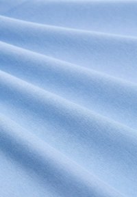 Lichtblauwe stof met een gladde textuur, met subtiele rimpels en plooien, wat wijst op een zachte, lichte textielsoort die geschikt is voor kleding.
