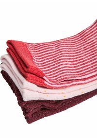 Cztery pary skarpetek ułożone jedna na drugiej: jedne czerwone w paski, jedne jasnoróżowe z małymi kropkami oraz dwie w ciemniejszych odcieniach. Miękka, teksturowana dzianina.