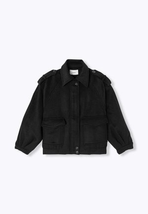 Veste en laine noire avec large col, boutonnage frontal, pattes d'épaule, deux poches à rabat avant, et manches resserrées avec poignets froncés.