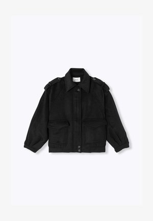 Veste en laine noire avec large col, boutonnage frontal, pattes d'épaule, deux poches à rabat avant, et manches resserrées avec poignets froncés.