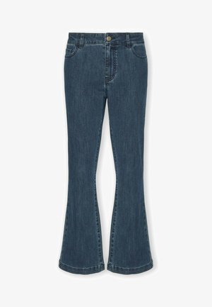 Jeans de mezclilla azul oscuro con un ligero acampanado en el dobladillo, estilo de cinco bolsillos, cierre de botones y trabillas en la cintura.