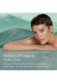 Jeune femme à la peau éclatante appuyée sur une surface réfléchissante devant un paysage montagneux, faisant la promotion du produit de soins de la peau Weleda Cell Longevity Hydra Glow.