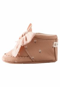Weiche rosa Lederbabyschuhe mit kleinem Blumenmuster, runder Zehenpartie und einer auffälligen Stoffschleife auf der Vorderseite. Strukturierten Oberfläche und gesticktem Rand.