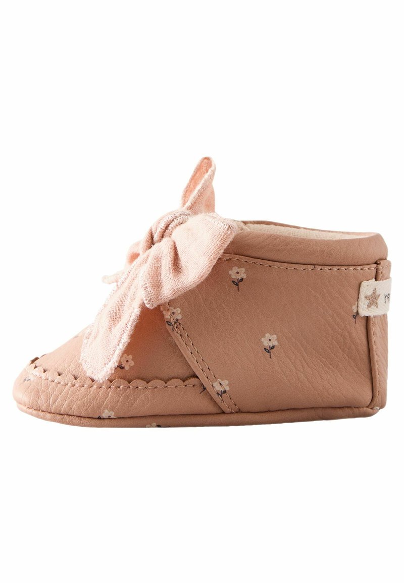 Weiche rosa Lederbabyschuhe mit kleinem Blumenmuster, runder Zehenpartie und einer auffälligen Stoffschleife auf der Vorderseite. Strukturierten Oberfläche und gesticktem Rand.