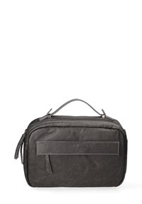 Custodia da viaggio in pelle nera con finitura texturizzata, chiusura con zip e manico corto. Presenta una tasca a scomparsa orizzontale sul fronte.