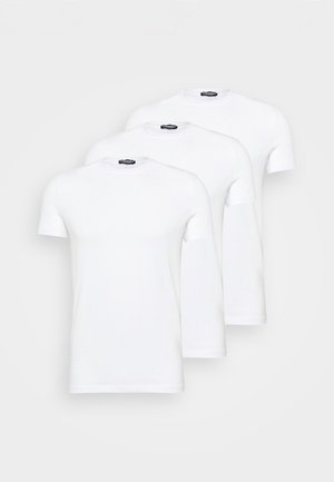 Drei weiße Baumwoll-T-Shirts mit kurzen Ärmeln und Rundhalsausschnitten, die ein schlichtes Design und eine glatte Textur aufweisen.