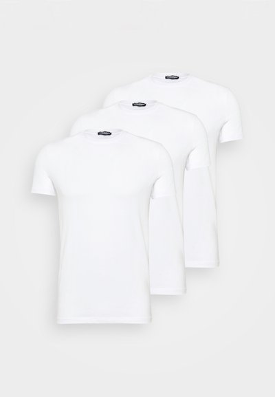 Drei weiße Baumwoll-T-Shirts mit kurzen Ärmeln und Rundhalsausschnitten, die ein schlichtes Design und eine glatte Textur aufweisen.