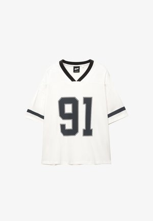 Biela tričko s krátkym rukávom vo futbalovom štýle so čiernym véčkovým výstrihom, čiernymi pruhovanými akcentmi a číslom "91" v tmavosivej na prednej strane.