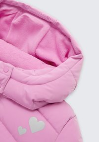 Rosa gepolsterte Jacke mit weichem Fleecefutter. Verfügt über eine Kapuze, ein gestepptes Design und silberne Herzmuster auf der Vorderseite. Weiche Textur.