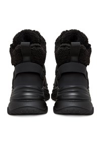 Botines negros hasta el tobillo con una parte superior texturizada y mullida, suela de goma negra lisa y correas ajustables en la parte trasera para un ajuste seguro.