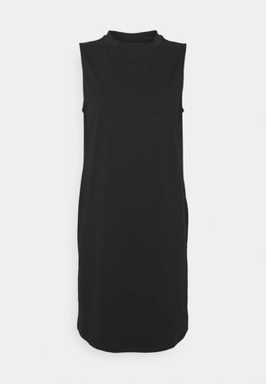 Zwarte mouwloze midi-jurk met hoge kraag, rechte snit en een eenvoudig, effen ontwerp op een lichte achtergrond.