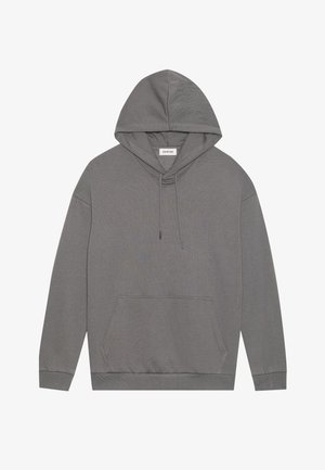Sweatshirt cinza com capuz feito de tecido suave. Apresenta um bolso frontal, capuz com cordão e punhos e bainha canelados. Design simples e minimalista.