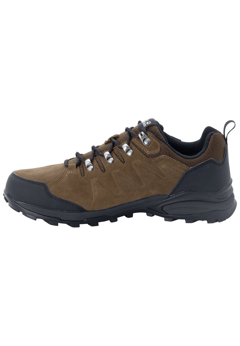 Scarpa da trekking in suede marrone e sintetico nero con design texturizzato, punta rinforzata, occhiali metallici e suola in gomma con battistrada.