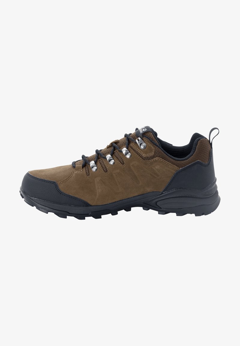 Scarpa da trekking in suede marrone e sintetico nero con design texturizzato, punta rinforzata, occhiali metallici e suola in gomma con battistrada.