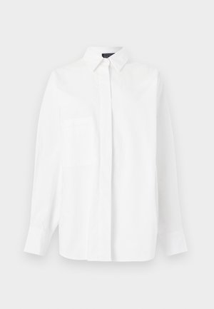 Biela košeľa s dlhým rukávom s golierom a skrytými prednými gombíkmi, zobrazená na svetlosivom pozadí.