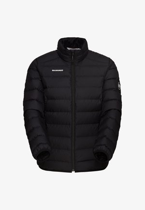 Fekete puffermellény, cipzáras elejével, magas gallérral és elasztikus mandzsettákkal. Bal mellen található egy logó, valamint a hüvelyen egy kerek logó.