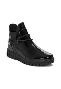 Czarne lakierowane botki za kostkę z zaokrąglonym noskiem, elastycznymi akcentami po bokach oraz teksturowaną gumową podeszwą dla lepszej przyczepności i komfortu.