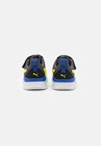 Scarpe sportive nere, grigie e blu con una parte superiore in mesh testurizzato, dettagli gialli brillanti e una suola bianca con un tab posteriore per una facile calzata.