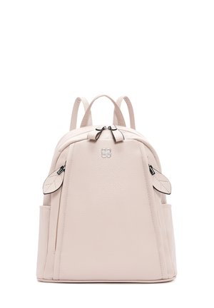 Zaino in pelle rosa chiaro con doppie cerniere, tasche laterali, manico superiore e spallacci regolabili, con un piccolo logo argentato sulla parte anteriore.