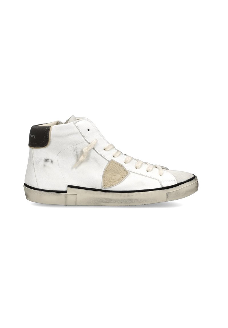 Sneakers high-top in pelle bianca con finitura texture, accentatura nera sul tallone, lacci crema e discreto dettaglio del logo sul lato.