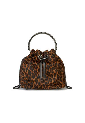 Bolso tipo cubo de tela con estampado de leopardo, con un mango metálico, cierre de cordón y detalles en plata. La correa de cadena permite un uso versátil.