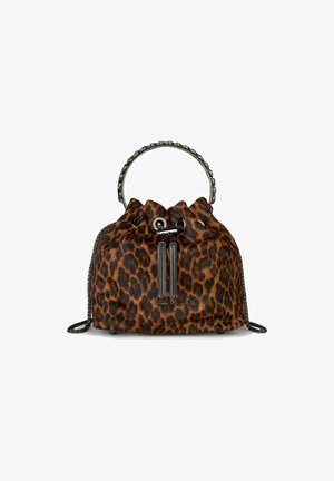 Bolso tipo cubo de tela con estampado de leopardo, con un mango metálico, cierre de cordón y detalles en plata. La correa de cadena permite un uso versátil.