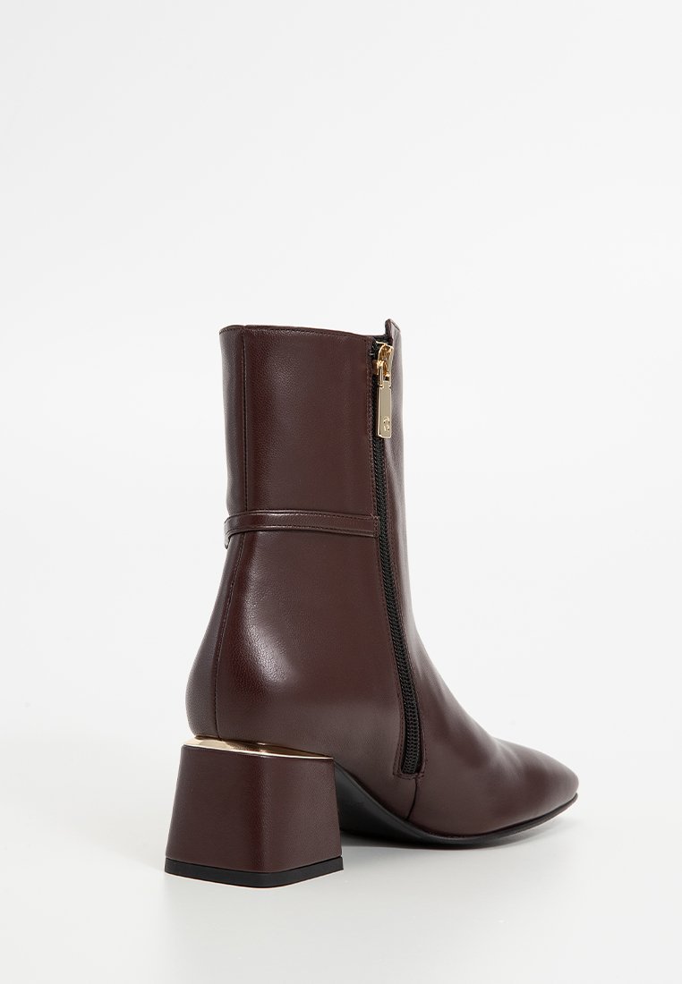 Brązowe skórzane botki za kostkę z ostrym noskiem, bocznym zamkiem błyskawicznym i słupkowym obcasem z złotym akcentem. Gładka faktura z eleganckim wzornictwem.